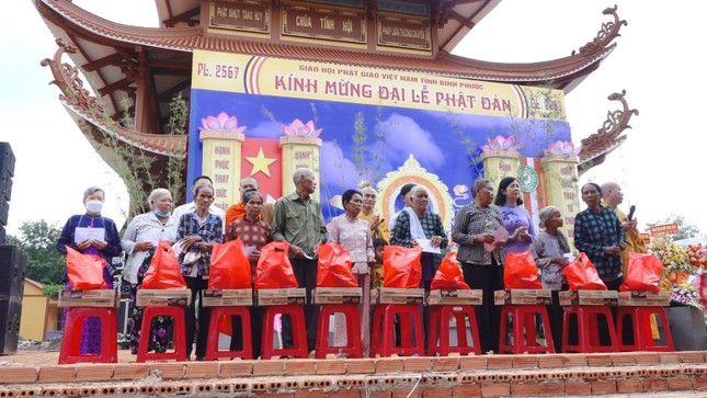 Tặng quà đến người dân có hoàn cảnh khó khăn