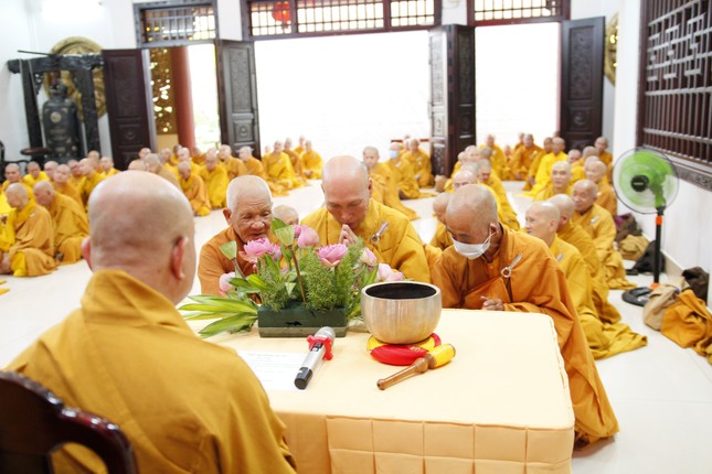 Chư Tăng tuần tự tác pháp an cư