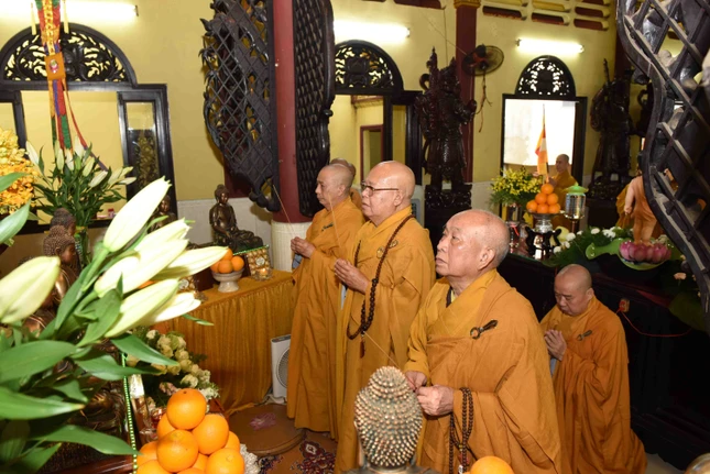 Chư tôn đức niêm hương tại Tổ đường chùa Bửu Liên