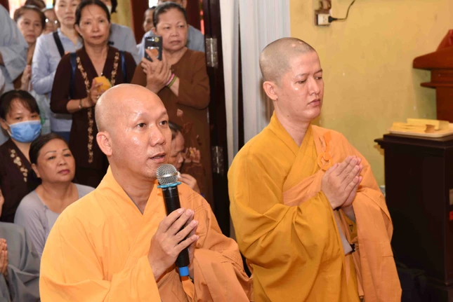 Đại diện chùa Bửu Liên tác bạch cúng dường