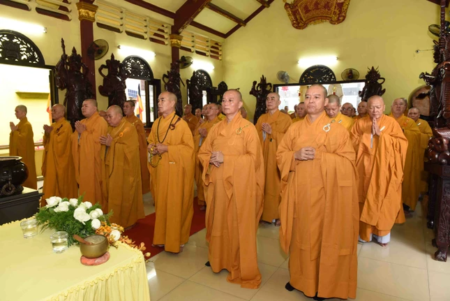 Chư hành giả vân tập tại chánh điện chùa Bửu Liên