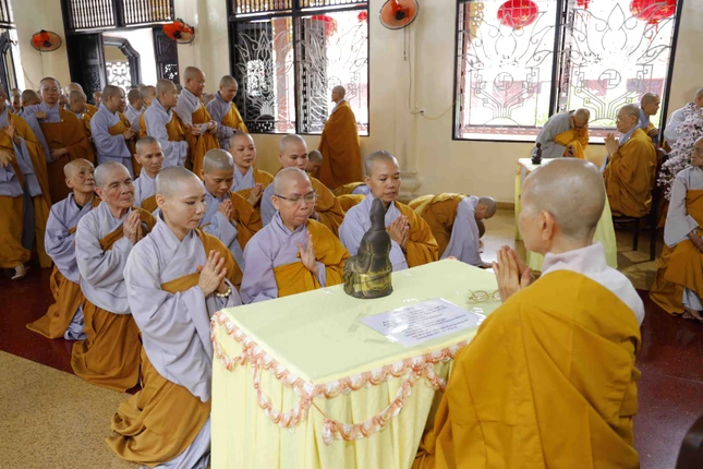 Chư Ni tuần tự theo hạ lạp tác pháp an cư