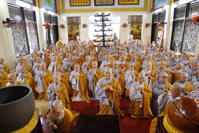 Chư Ni hạ trường chùa Dược Sư niêm hương, đảnh lễ Tam bảo