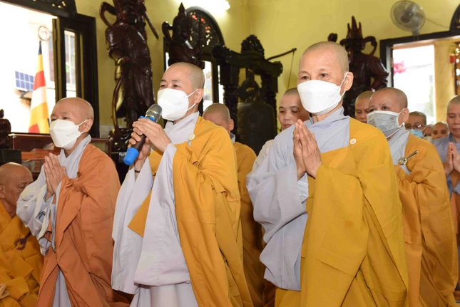 Ni sư Thích nữ Như Thảo tác pháp thỉnh giáo giới thọ an cư