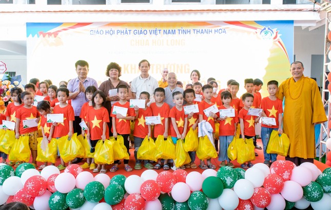 Đại diện các mạnh thường quân trao quà cho các em nhân ngày 1-6