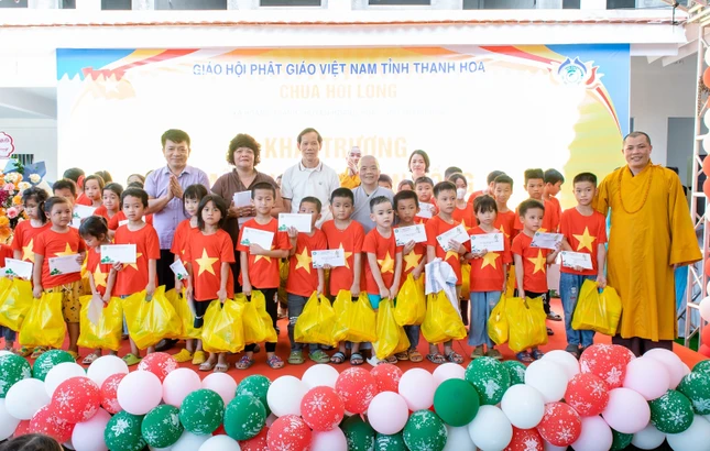 Đại diện các mạnh thường quân trao quà cho các em nhân ngày 1-6