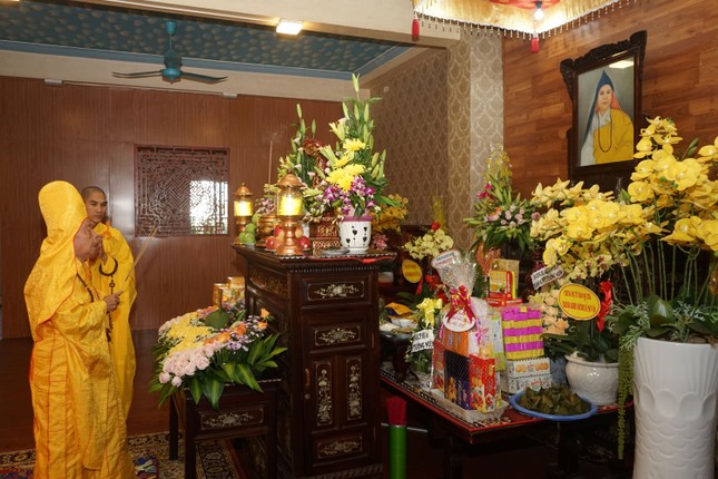 Thắp hương tưởng niệm