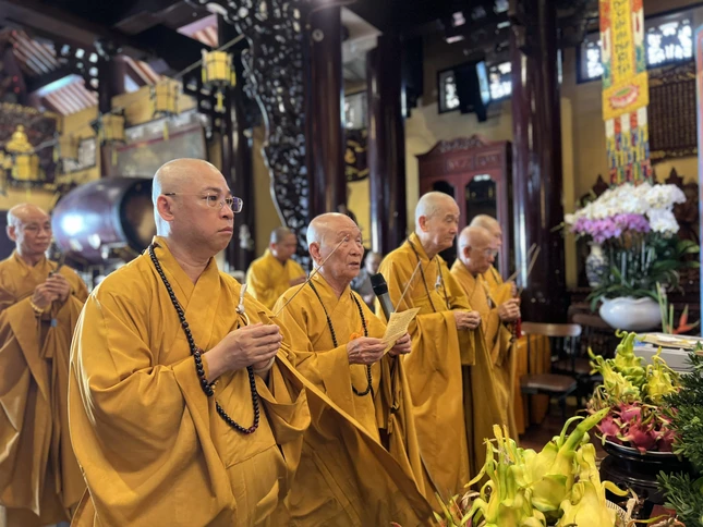 Chư tôn giáo phẩm niêm hương bạch Phật Chư tôn giáo phẩm niêm hương bạch Phật