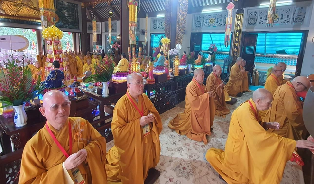 Chư tôn giáo phẩm niêm hương bạch Phật