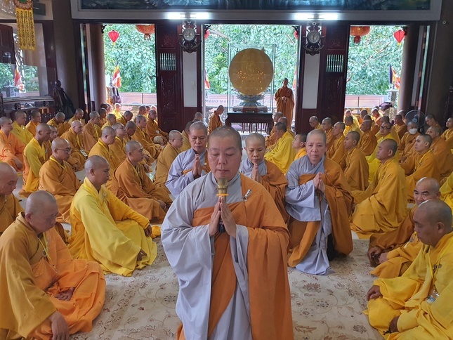 Sư cô Thích nữ Diệu Hoa tác bạch cầu đại Tăng giáo giới thọ an cư