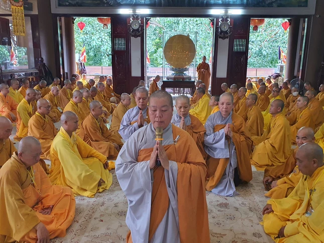 Sư cô Thích nữ Diệu Hoa tác bạch cầu đại Tăng giáo giới thọ an cư