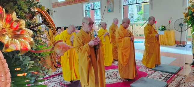 Chư tôn đức niêm hương