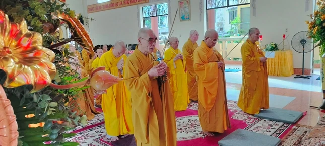 Chư tôn đức niêm hương