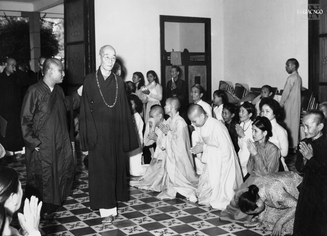 Hòa thượng Thích Thiện Hoa đón Đại lão Hòa thượng Thích Tịnh Khiết, Hội chủ Tổng hội Phật giáo Việt Nam từ Huế vào Sài Gòn, đến chùa Xá Lợi, nơi tổ chức tang lễ Bồ-tát Thích Quảng Đức sau khi ngài vị Pháp thiêu thân - Ảnh: Tư liệu GN