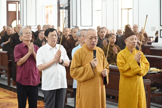 Thắp hương tưởng niệm