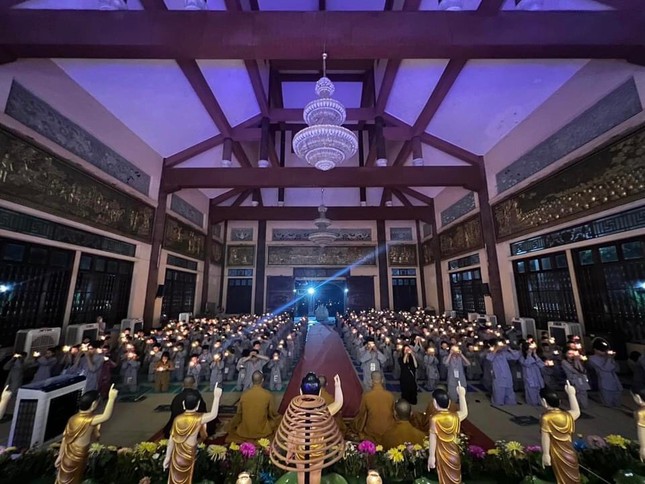 Đêm thắp nến tri ân trước khi bế mạc khóa tu