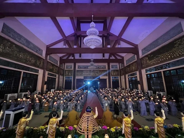 Đêm thắp nến tri ân trước khi bế mạc khóa tu