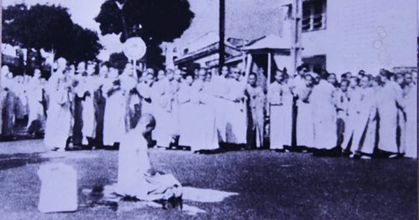 Bồ-tát Thích Quảng Đức ngồi kiết già niệm Phật, chuẩn bị tự thiêu - Ảnh: Nguyễn Văn Thông Bồ-tát Thích Quảng Đức ngồi kiết già niệm Phật, chuẩn bị tự thiêu - Ảnh: Nguyễn Văn Thông