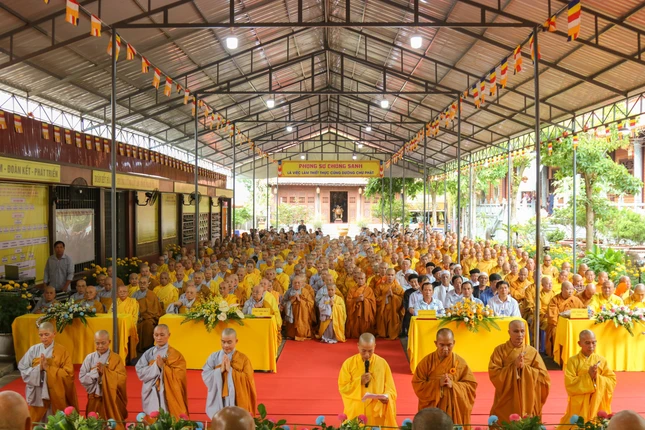 Đại diện chư hành giả an cư dâng lời phát nguyện