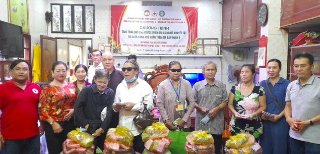 Thượng tọa Thích Trí Trường, Phó ban Trị sự GHPGVN Q.8, trụ trì chùa Lộc Dã trao quà đến người khiếm thị