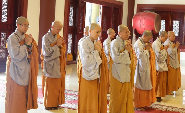 Chư Ni đảnh lễ đại Tăng cầu giáo giới thọ an cư Chư Ni đảnh lễ đại Tăng cầu giáo giới thọ an cư