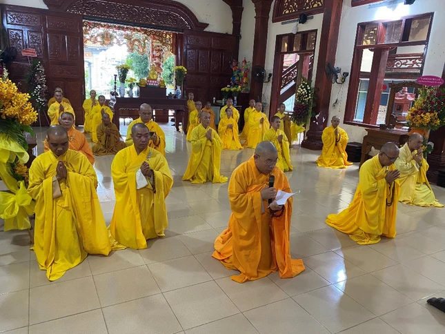 Chư Tăng thị xã La Gi vân tập tại chánh điện tổ đình Pháp Hội làm lễ tác pháp an cư