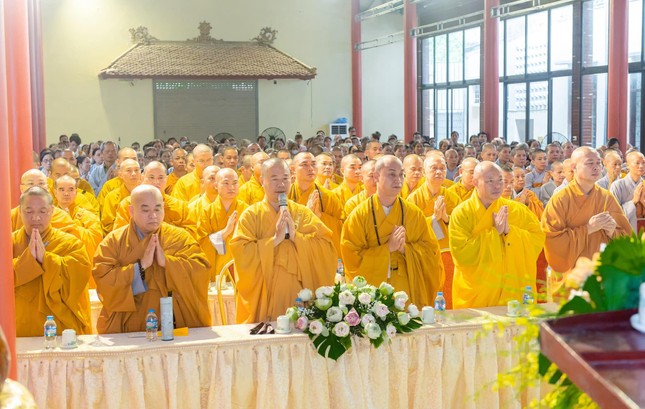 Chư tôn đức niêm hương cầu nguyện