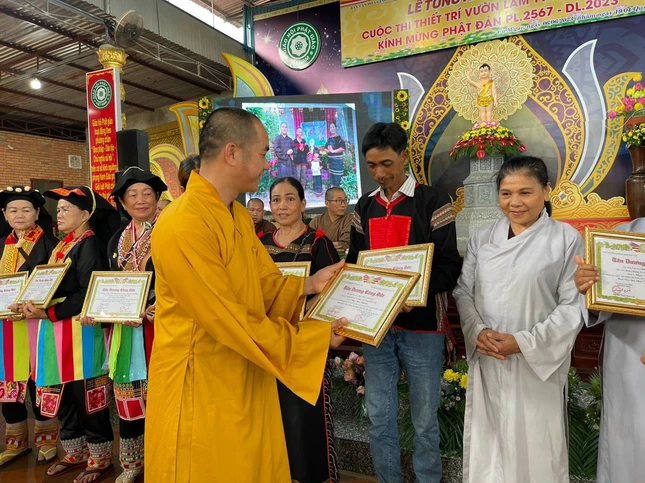 Trao Bằng tán dương công đức