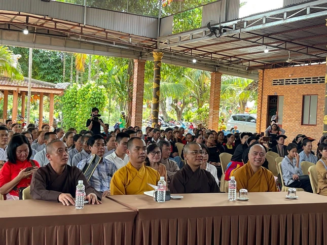 Chư tôn đức, đại biểu, Phật tử tham dự buổi tổng kết, trao giải cuộc thi