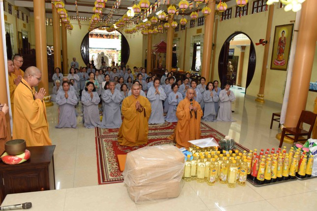 Đoàn cúng dường tại trường hạ chùa Phật Ân