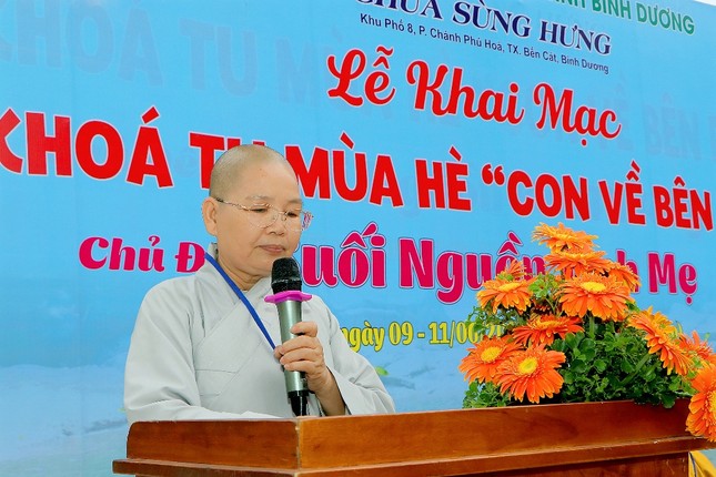 Ni sư Thích nữ Từ Thảo, trụ trì chùa Sùng Hưng, Trưởng ban Tổ chức khóa tu phát biểu khai mạc