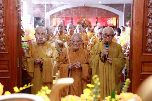 Chư tôn giáo phẩm thắp hương tưởng niệm