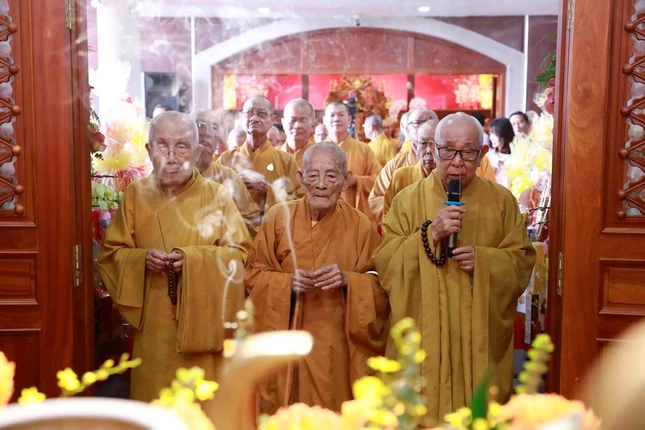 Chư tôn giáo phẩm thắp hương tưởng niệm Chư tôn giáo phẩm thắp hương tưởng niệm