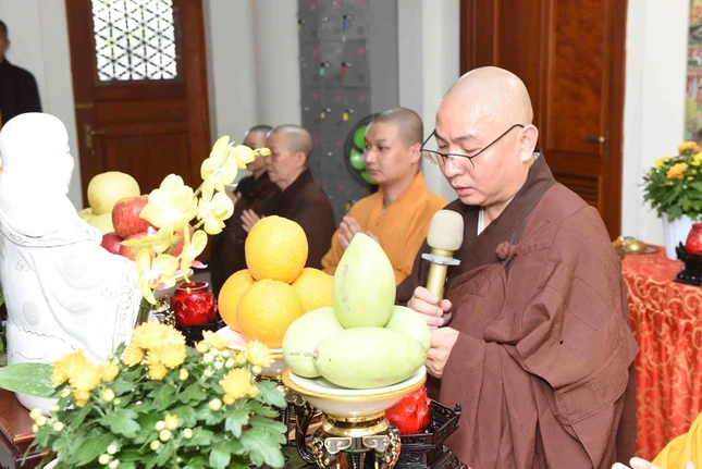 Đại đức Thích Minh Thông tác bạch cúng dường Đại đức Thích Minh Thông tác bạch cúng dường