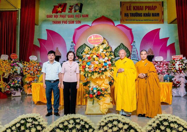 Đại diện Ủy ban MTTQVN tỉnh Thanh Hóa tặng hoa chúc mừng Đại diện Ủy ban MTTQVN tỉnh Thanh Hóa tặng hoa chúc mừng