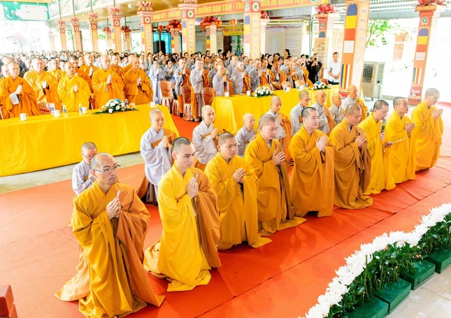 Đại diện chư hành giả Tăng Ni dâng lời phát nguyện