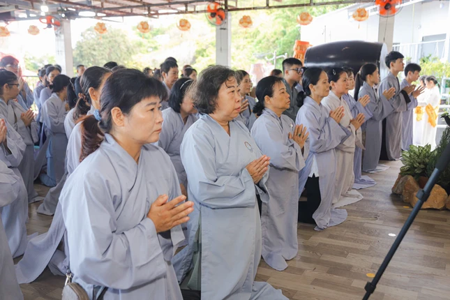 Phật tử tham dự khóa tu