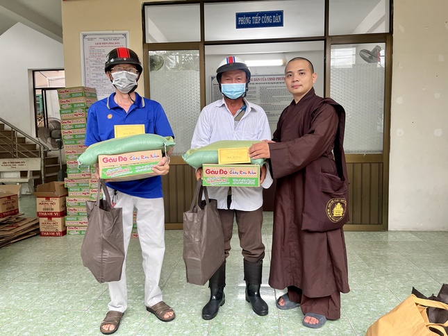 Trao quà đến các hoàn cảnh khó khăn