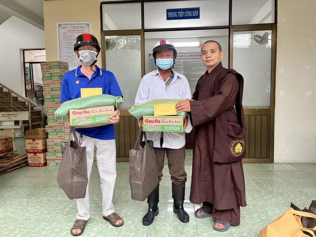 Trao quà đến các hoàn cảnh khó khăn