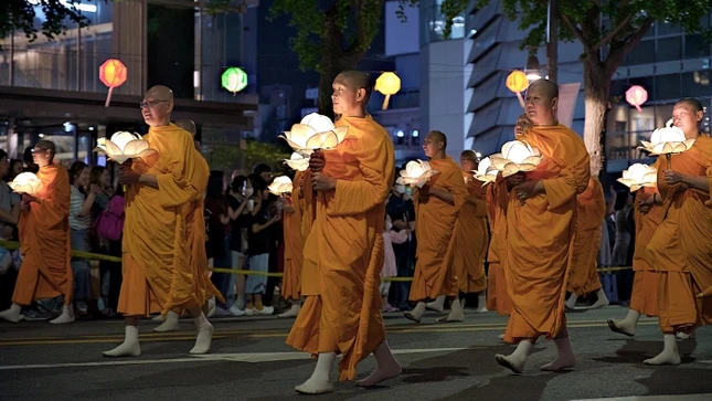 Các loại đèn lồng hoa sen bằng giấy được làm một cách tinh xảo Các loại đèn lồng hoa sen bằng giấy được làm một cách tinh xảo