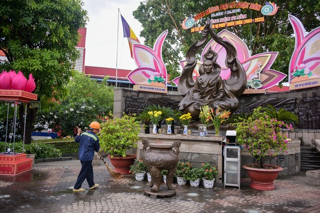 Lặng lẽ quét rác để công viên luôn sạch đẹp