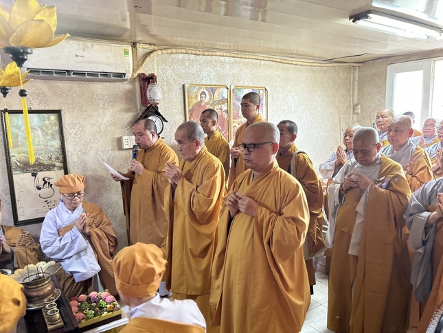 Chư tôn đức niêm hương, nhất tâm cầu nguyện