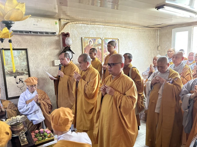 Chư tôn đức niêm hương, nhất tâm cầu nguyện Chư tôn đức niêm hương, nhất tâm cầu nguyện