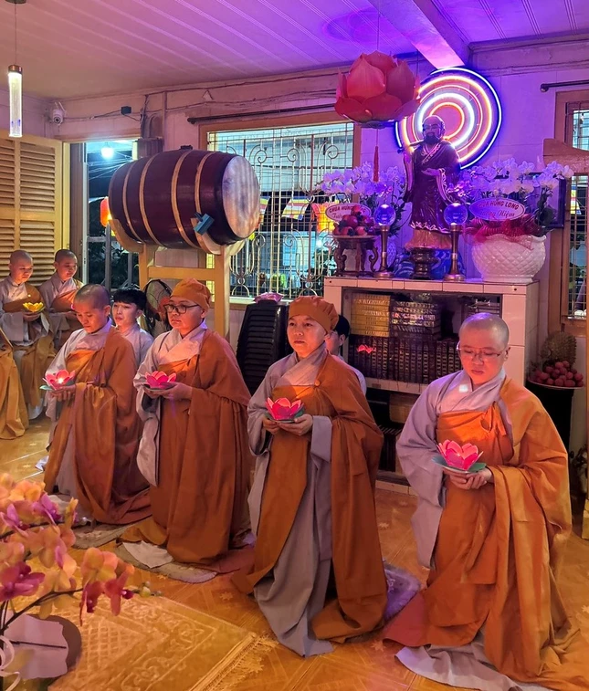 Chư Ni thắp nến tưởng niệm ân sư Chư Ni thắp nến tưởng niệm ân sư