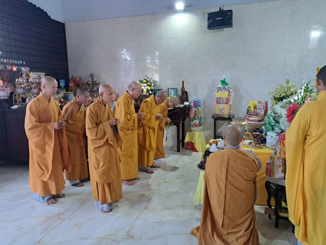 Chư tôn đức Thường trực Ban Trị sự GHPGVN thị xã Phước Long thắp hương tưởng niệm Chư tôn đức Thường trực Ban Trị sự GHPGVN thị xã Phước Long thắp hương tưởng niệm