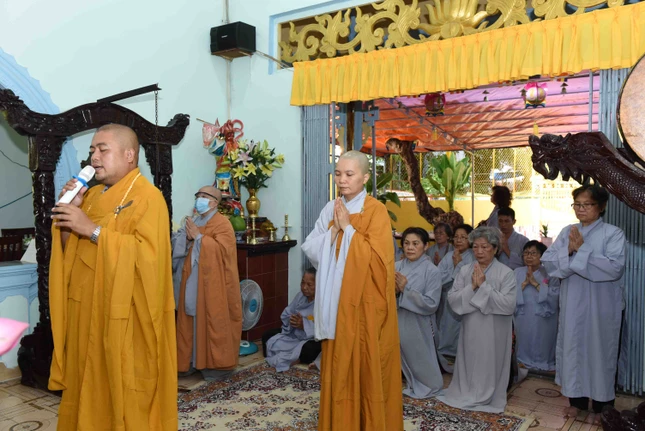 Chư Tăng Ni và Phật tử thực hiện nghi thức cúng ngọ