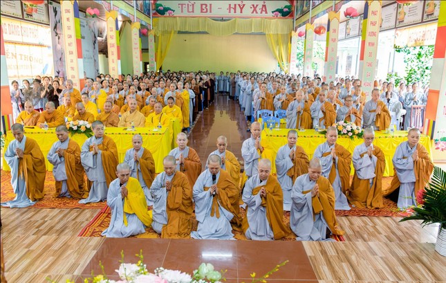 Đại diện chư hành giả Ni dâng lời tác bạch Đại diện chư hành giả Ni dâng lời tác bạch