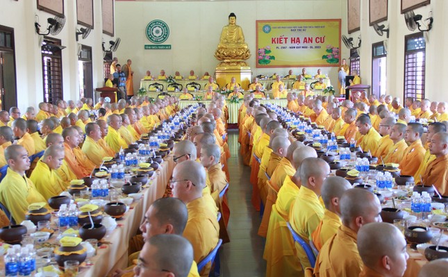 Chư hành giả Tăng trong thời quá đường tập trung