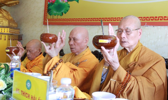 Chư tôn giáo phẩm cử bát cúng dường