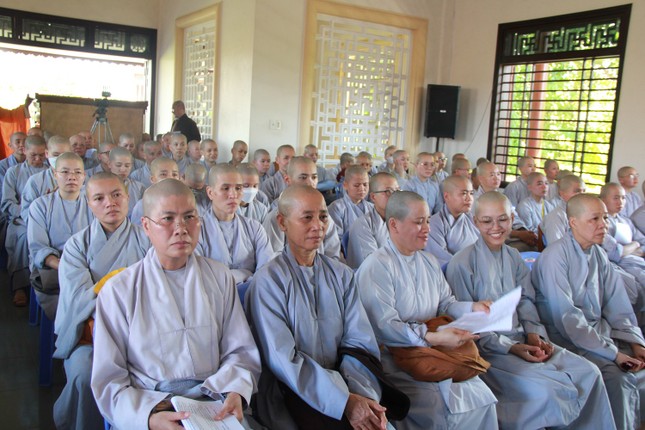 Chư Ni tham dự khóa học